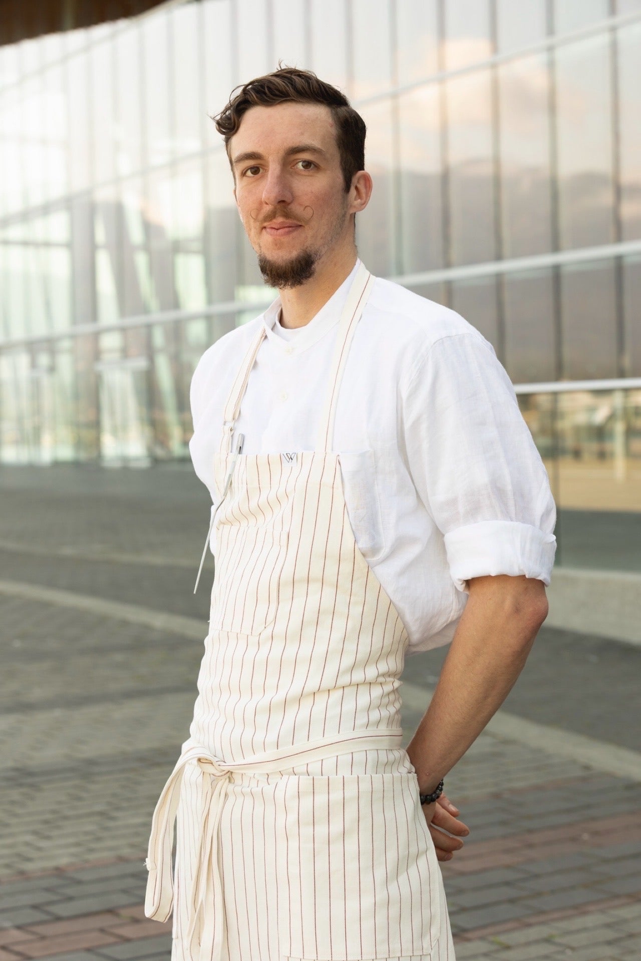 VANCOUVER 110 APRON (cream red stripe)