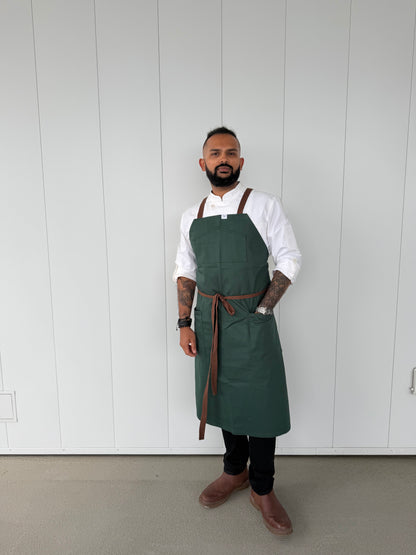 Vancouver 152 crossback apron (green)