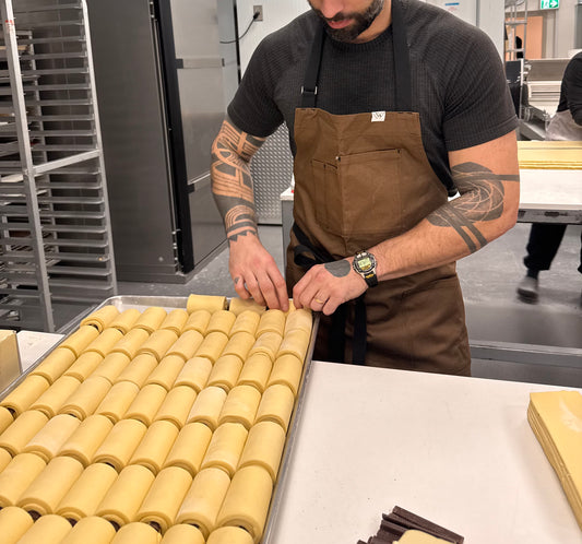 VANCOUVER 83 APRON BROWN