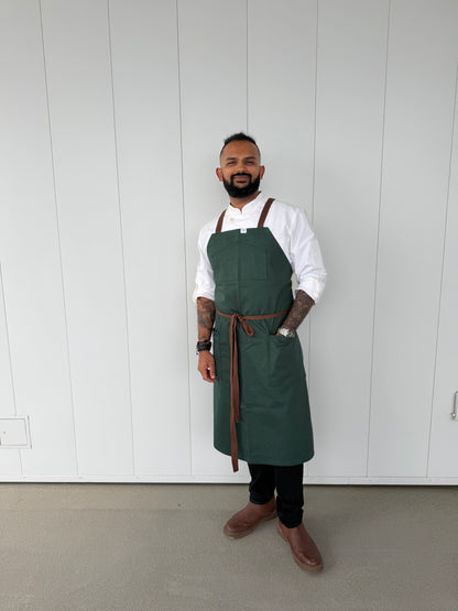 Vancouver 152 crossback apron (green)